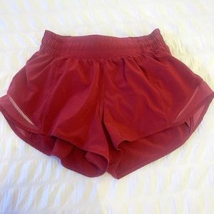 Lululemon 2.5 inch low-rise hotty hot shorts